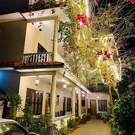 Peacock - A Family-Run Hotel Sauraha Buitenkant foto