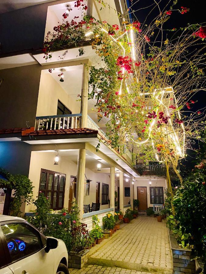 Peacock - A Family-Run Hotel Sauraha Buitenkant foto