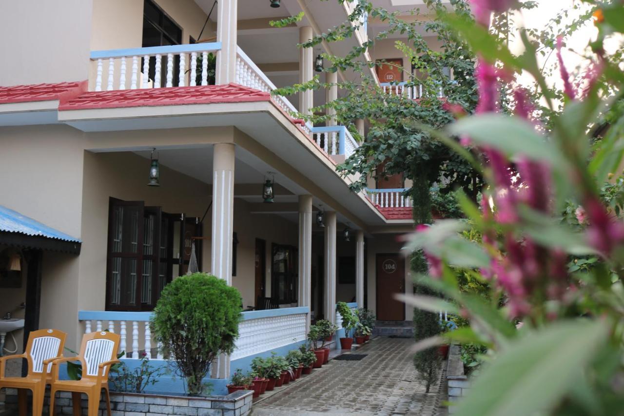 Peacock - A Family-Run Hotel Sauraha Buitenkant foto