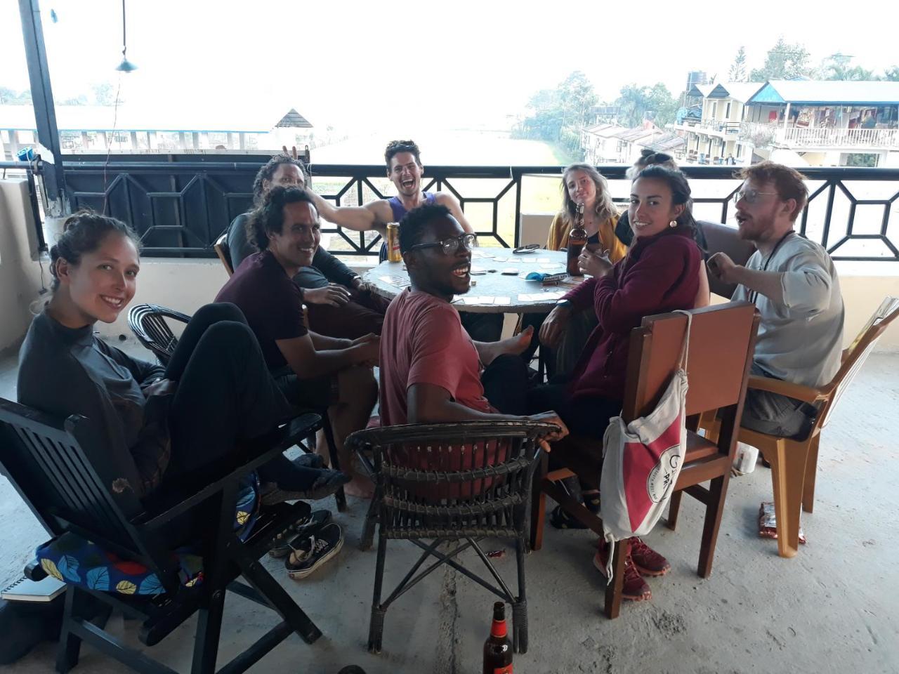 Peacock - A Family-Run Hotel Sauraha Buitenkant foto