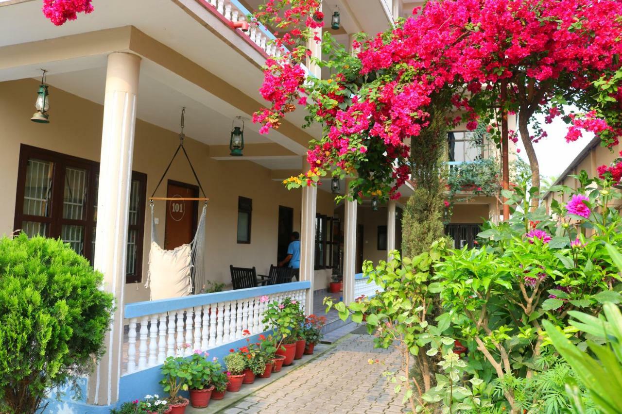Peacock - A Family-Run Hotel Sauraha Buitenkant foto